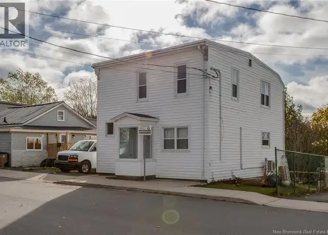 Exterior of 182 VISART St, Saint John, NB E2K 1P1