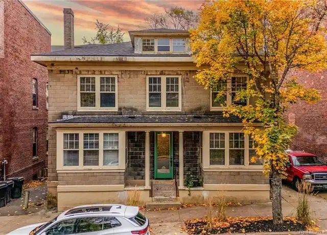 Exterior of 20 Queen Sq S, Saint John, NB E2L 1R7