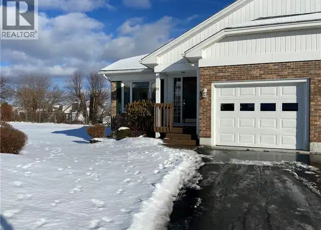 Exterior of 22 White House Crt