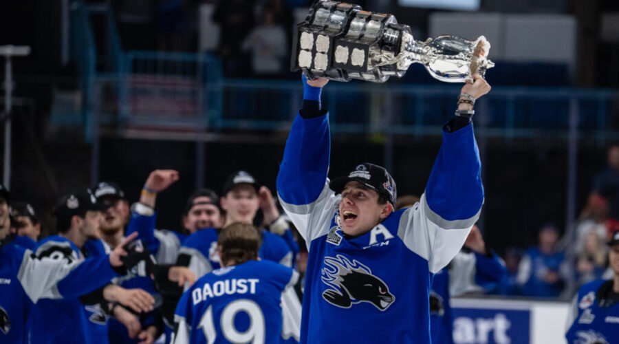 William Villeneuve hoists the Memorial Cup