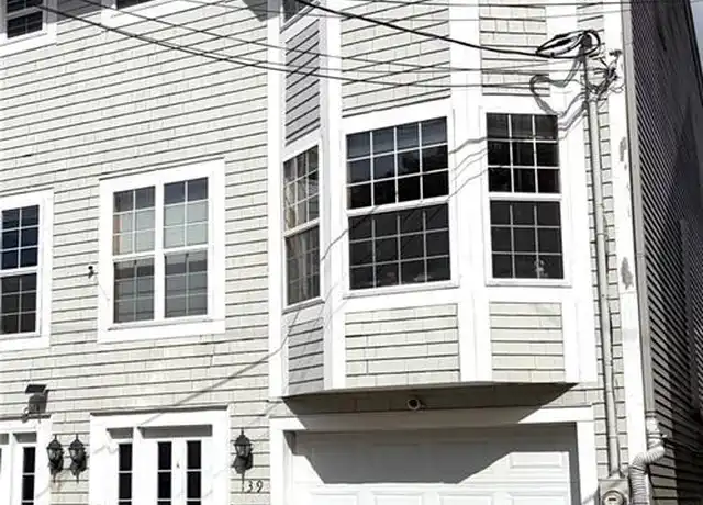 139 King St E